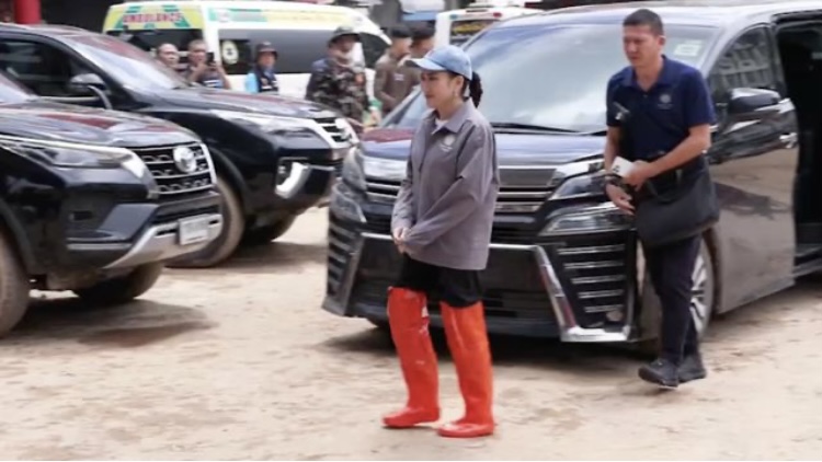นักเสี่ยงโชคขอส่อง "เลขเด็ด" ทะเบียนรถนายกฯ อิ๊งค์ ลงพื้นที่ "น้ำท่วมเชียงราย" นักเสี่ยงโชคขอส่อง "เลขเด็ด" ทะเบียนรถนายกฯ อิ๊งค์ ลงพื้นที่ "น้ำท่วมเชียงราย"