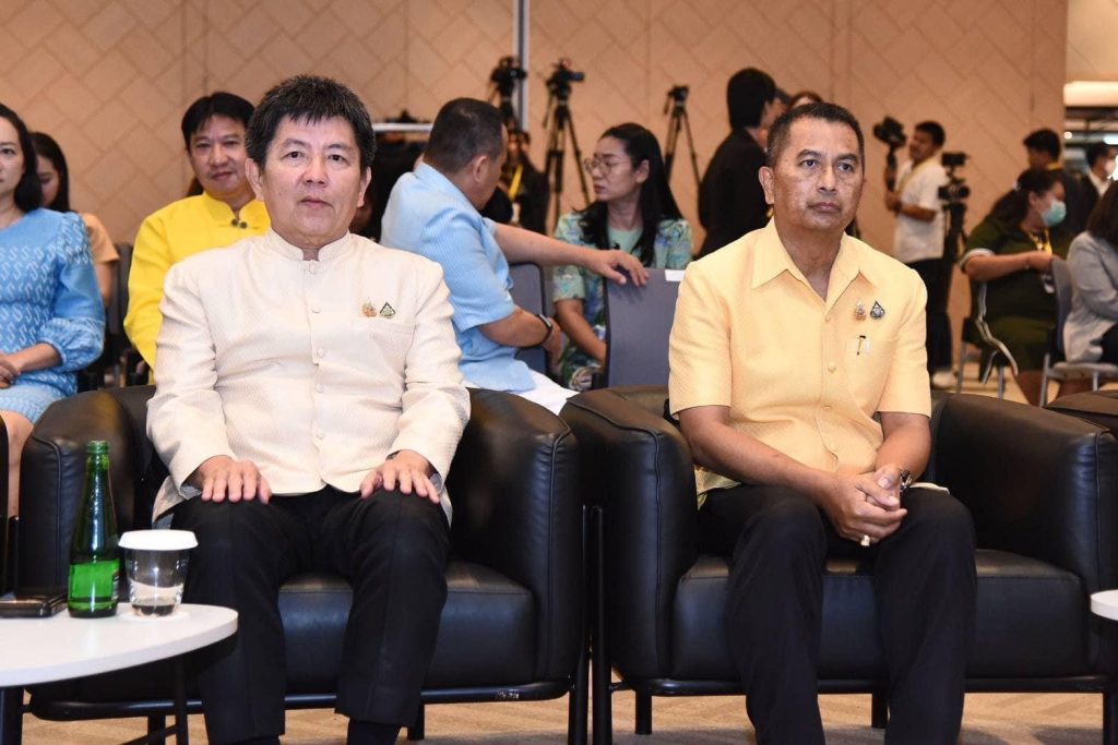 ปลัดมท.รับมอบผ้าห่มกันหนาว จำนวน 200,000 ผืน ตามโครงการ “ไทยเบฟ...รวมใจต้านภัยหนาว ปีที่ 25" ปลัดมท.รับมอบผ้าห่มกันหนาว จำนวน 200,000 ผืน ตามโครงการ “ไทยเบฟ...รวมใจต้านภัยหนาว ปีที่ 25"