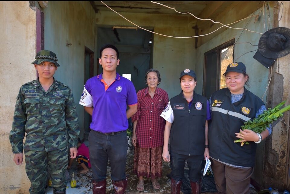 เจ้าหน้าที่มูลนิธิอาสาเพื่อนพึ่ง (ภาฯ) ยามยาก สภากาชาดไทย หน่วยเฉพาะกิจทัพเจ้าตาก และผู้ใหญ่บ้าน