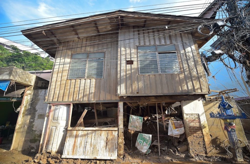 เจ้าหน้าที่มูลนิธิอาสาเพื่อนพึ่ง (ภาฯ) ยามยาก สภากาชาดไทย หน่วยเฉพาะกิจทัพเจ้าตาก และผู้ใหญ่บ้าน เจ้าหน้าที่มูลนิธิอาสาเพื่อนพึ่ง (ภาฯ) ยามยาก สภากาชาดไทย หน่วยเฉพาะกิจทัพเจ้าตาก และผู้ใหญ่บ้าน