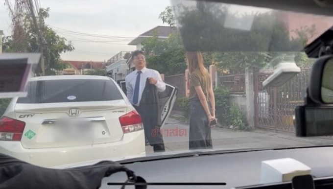 “แม่ตั๊ก+ป๋าเบียร์”เรียกทนายพบแต่เช้า หลังมีกระแสข่าวตำรวจเตรียมบุกค้นบ้าน ว่วนโซเชี่ยว “แม่ตั๊ก+ป๋าเบียร์”เรียกทนายพบแต่เช้า หลังมีกระแสข่าวตำรวจเตรียมบุกค้นบ้าน ว่วนโซเชี่ยว