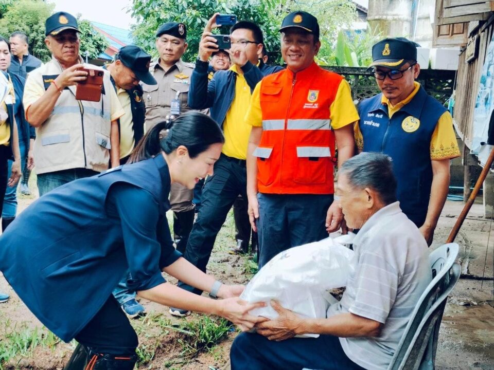 นางสาว ธีรรัตน์ สำเร็จวาณิชย์ รัฐมนตรีช่วยว่าการกระทรวงมหาดไทย ติดตามสถานการณ์อุทกภัยในพื้นที่ตำบลนางแล อ.เมือง จ.เชียงราย