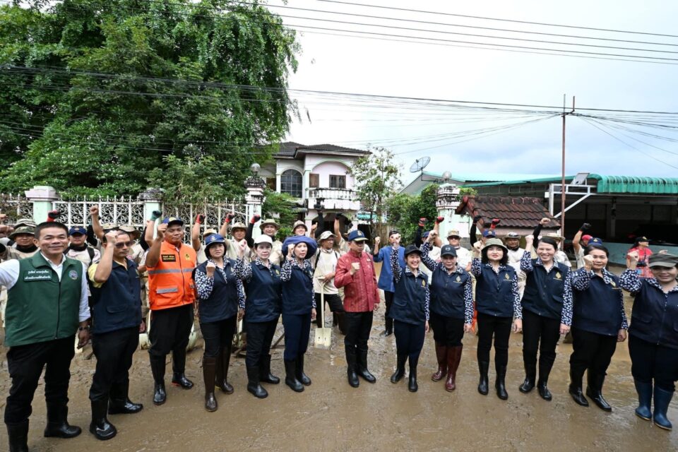นายกสมาคมแม่บ้านมหาดไทย ‘จิณณารัชช์ สัมพันธรัตน์‘ นำทีมอุปนายกสมาคมฯ ลงพื้นที่เชียงราย บำรุงขวัญสมาชิก อส. เข้าครัวทำอาหารเมนู “บวบผัดไข่ใส่ไก่” และแจกจ่ายสิ่งของช่วยเหลือประชาชนผู้ประสบภัย