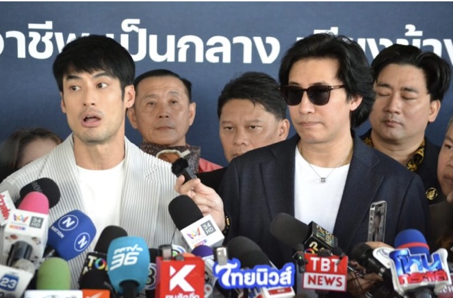 ‘หนุ่ม กรรชัย – บอย ปกรณ์ – กัน จอมพลัง‘ พากลุ่มผู้เสียหายจาก ‘ดิไอคอนกรุ๊ป’ เข้าแจ้งความ บก.ปคบ. ’หนุ่ม กรรชัย‘ ท้า ’บอสพอล‘ ให้กล้าออกมารับผิดชอบ ด้าน ‘บอย ปกรณ์’ ยืนยันขออยู่เคียงข้างประชาชน