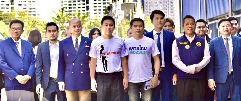 กลุ่มทนายดังพาผู้เสียหายคดี ‘ดิไอคอนกรุ๊ป’ เข้าแจ้งความตำรวจสอบสวนกลาง สายไหมตัองรอด แฉ ‘ขบวนการเทวดา’ เตือนบอสพอลเทวดาอาจจะโกรธและไม่ปลอดภัยควรออกมาให้ข้อมูลกับตำรวจดีกว่า พยานปากสำคัญเข้าให้ข้อมูล เผยสั้นๆ กับสื่อ จ่ายเงินเทวดาหลักหมื่นล้านตั้งแต่ปี 63