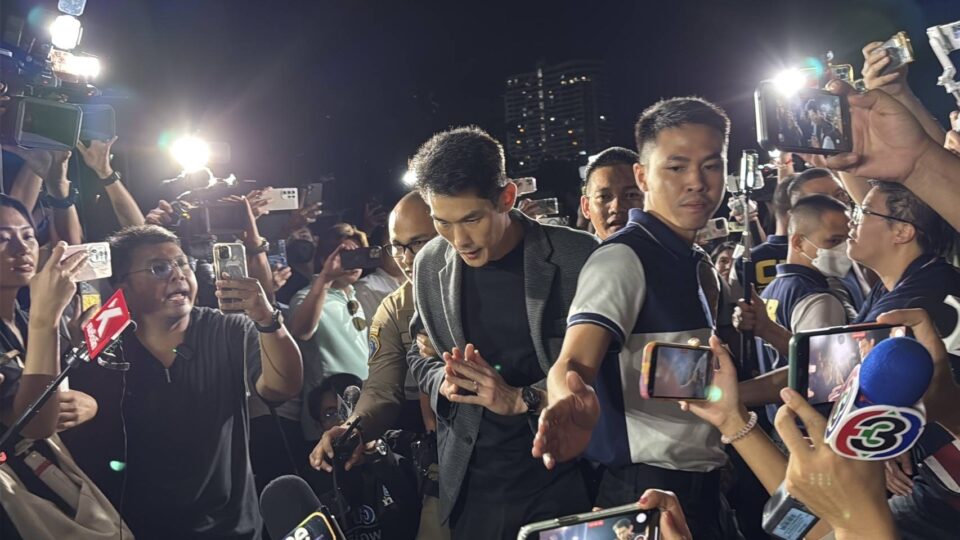 ตำรวจคุมตัว ’กันต์ กันตถาวร‘ เข้าสอบปากคำที่ บก.ปคบ. เจ้าตัวยกมือไหว้ ไม่ตอบคำถามสื่อ