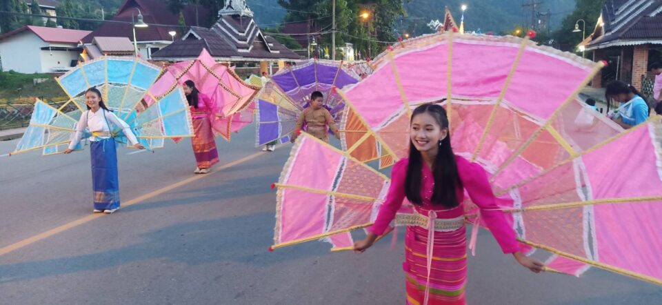 แม่ฮ่องสอน จัดงานประเพณีแห่จองพารา ปราสาทรับเสด็จพระพุทธเจ้าประเพณีออกพรรษาชาวไทใหญ่แม่ฮ่องสอนอย่างคึกคัก