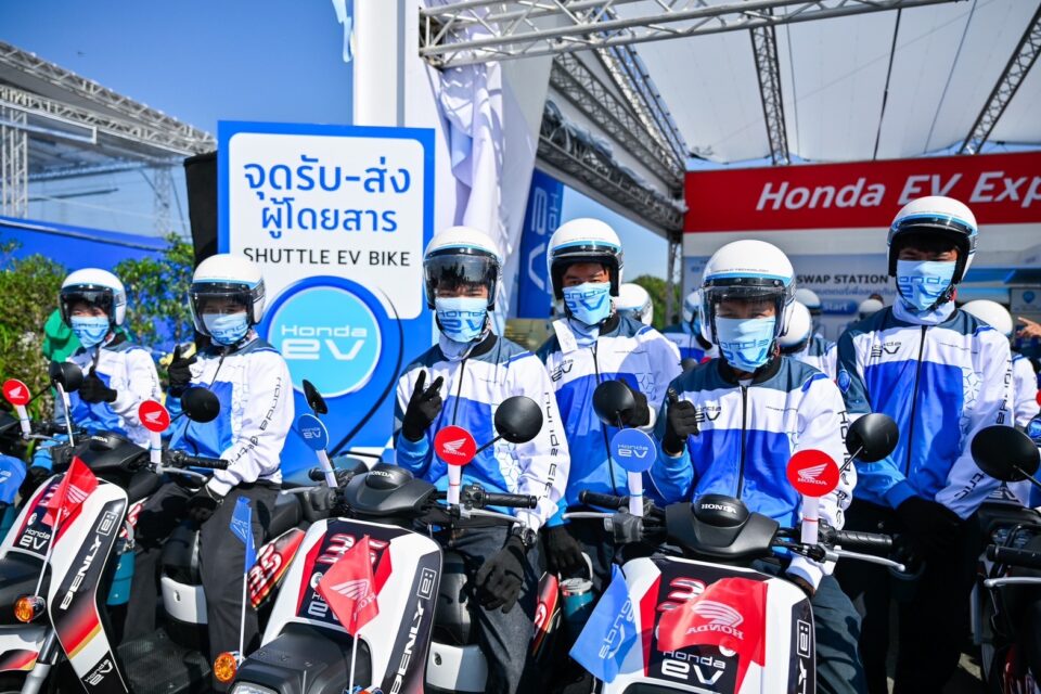 “ไทยฮอนด้า” ต้อนรับแฟนๆ มอเตอร์สปอร์ต สัมผัสนวัตกรรมรถจักรยานยนต์ไฟฟ้า Honda Benly e: บริการรับ-ส่ง ผู้เข้าชมบริเวณทางเข้า “Welcome area EV Station” ไทยจีพี 2024
