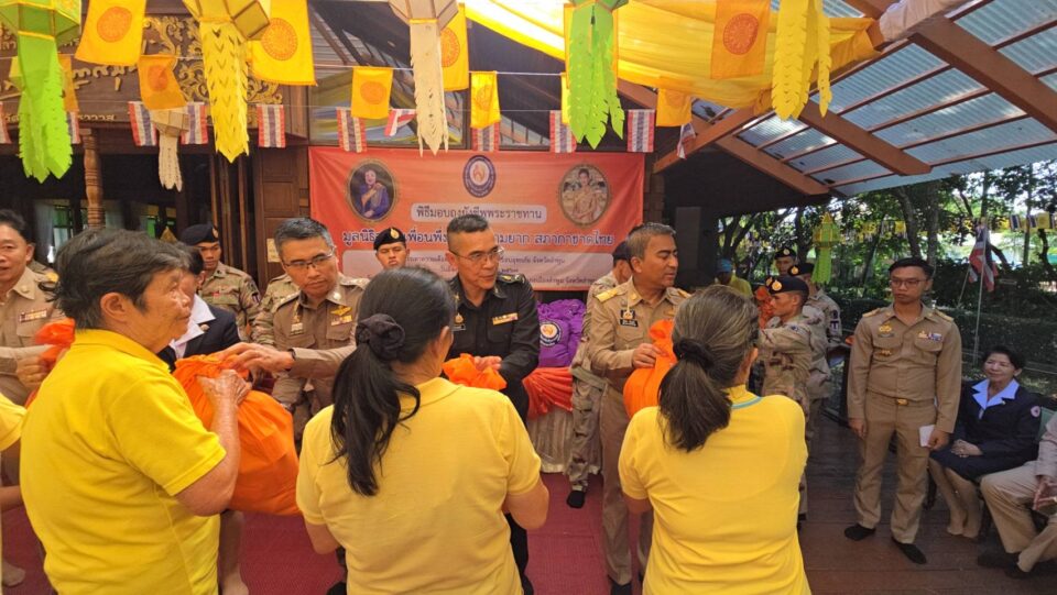 มูลนิธิอาสาเพื่อนพึ่ง (ภาฯ) ยามยาก สภากาชาดไทย เชิญถุงยังชีพพระราชทานมอบให้แก่ประชาชนที่ประสบอุทกภัยในพื้นที่จังหวัดลำพูน จำนวน 4,200 ถุง