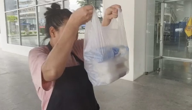 มื้อเช้า “ทนายตั้ม-เมีย” กินข้าวกะเพราไก่ไม่มีไข่ดาว ก่อนตร.หิ้วตัวฝากขังศาล