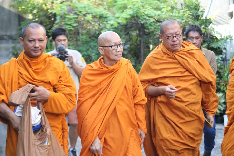 หลวงพี่น้ำฝน ประสาน กอ.รมน.นครปฐม ปกครองนครปฐม สน.พุทธนครปฐมบุกจับอีกแล้ว หลวงตา WFH แอบบวชนอนบ้าน ขับเก๋งบิณฑบาตรข้ามจังหวัด