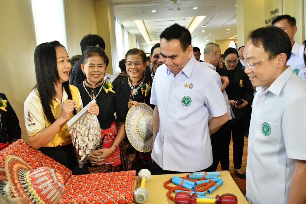 “หมอชาย-เดชอิศม์” รมช.สาธารณสุขผนึกทุกภาคส่วนยกระดับคุณภาพชีวิตผู้สูงอายุในชุมชนด้วยนวัตกรรมแพทย์แผนไทยรับมือสังคมสูงวัย(Aging society)อย่างยั่งยืน “หมอชาย-เดชอิศม์” รมช.สาธารณสุขผนึกทุกภาคส่วนยกระดับคุณภาพชีวิตผู้สูงอายุในชุมชนด้วยนวัตกรรมแพทย์แผนไทยรับมือสังคมสูงวัย(Aging society)อย่างยั่งยืน