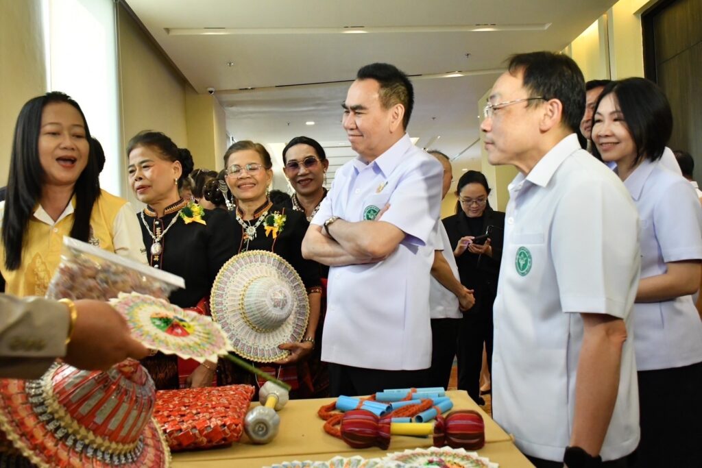 “หมอชาย-เดชอิศม์” รมช.สาธารณสุขผนึกทุกภาคส่วนยกระดับคุณภาพชีวิตผู้สูงอายุในชุมชนด้วยนวัตกรรมแพทย์แผนไทยรับมือสังคมสูงวัย(Aging society)อย่างยั่งยืน “หมอชาย-เดชอิศม์” รมช.สาธารณสุขผนึกทุกภาคส่วนยกระดับคุณภาพชีวิตผู้สูงอายุในชุมชนด้วยนวัตกรรมแพทย์แผนไทยรับมือสังคมสูงวัย(Aging society)อย่างยั่งยืน