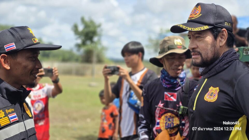 “บิณฑ์ บรรลือฤทธิ์ ทีมตอบโต้ภัยพิบัติ มูลนิธิร่วมกตัญญู แจกของกินของใช้ พร้อมเงินเยียวยา ช่วยน้ำท่วมภาคใต้