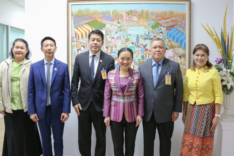 นายสิงห์ชัย ทุ่งทอง ผู้ผลิตเเละดำเนินรายการ วัฒนธรรมสร้างชาติ และคณะ เข้าพบรัฐมนตรีว่าการกระทรวงวัฒนธรรม เพื่อหารือความร่วมมือทางวัฒนธรรมอย่างสร้างสรรค์