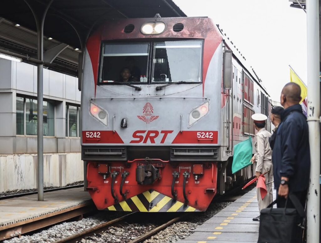 "ทักษิณ" นั่งรถไฟสัมมนาเพื่อไทย หัวหิน บอกนั่งครั้งแรกในรอบ 20 ปี แซวสื่อที่เคยทำข่าวในอดีตยังไม่แก่ ขณะตนเองแก่และโทรม แจงไม่ เปิดบ้านจังส่องหล้า อยากให้สื่อติดตามทำข่าว "นายกฯอิ้งค์"มากกว่า ผู้ติดตลกหัวหน้าพรรคไทยรักไทย-เพื่อไทยเป็นคนเดียวกันแต่ผมยาวกว่า "ทักษิณ" นั่งรถไฟสัมมนาเพื่อไทย หัวหิน บอกนั่งครั้งแรกในรอบ 20 ปี แซวสื่อที่เคยทำข่าวในอดีตยังไม่แก่ ขณะตนเองแก่และโทรม แจงไม่ เปิดบ้านจังส่องหล้า อยากให้สื่อติดตามทำข่าว "นายกฯอิ้งค์"มากกว่า ผู้ติดตลกหัวหน้าพรรคไทยรักไทย-เพื่อไทยเป็นคนเดียวกันแต่ผมยาวกว่า
