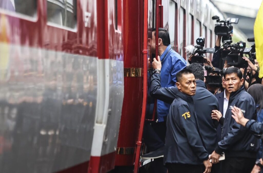 "ทักษิณ" นั่งรถไฟสัมมนาเพื่อไทย หัวหิน บอกนั่งครั้งแรกในรอบ 20 ปี แซวสื่อที่เคยทำข่าวในอดีตยังไม่แก่ ขณะตนเองแก่และโทรม แจงไม่ เปิดบ้านจังส่องหล้า อยากให้สื่อติดตามทำข่าว "นายกฯอิ้งค์"มากกว่า ผู้ติดตลกหัวหน้าพรรคไทยรักไทย-เพื่อไทยเป็นคนเดียวกันแต่ผมยาวกว่า "ทักษิณ" นั่งรถไฟสัมมนาเพื่อไทย หัวหิน บอกนั่งครั้งแรกในรอบ 20 ปี แซวสื่อที่เคยทำข่าวในอดีตยังไม่แก่ ขณะตนเองแก่และโทรม แจงไม่ เปิดบ้านจังส่องหล้า อยากให้สื่อติดตามทำข่าว "นายกฯอิ้งค์"มากกว่า ผู้ติดตลกหัวหน้าพรรคไทยรักไทย-เพื่อไทยเป็นคนเดียวกันแต่ผมยาวกว่า