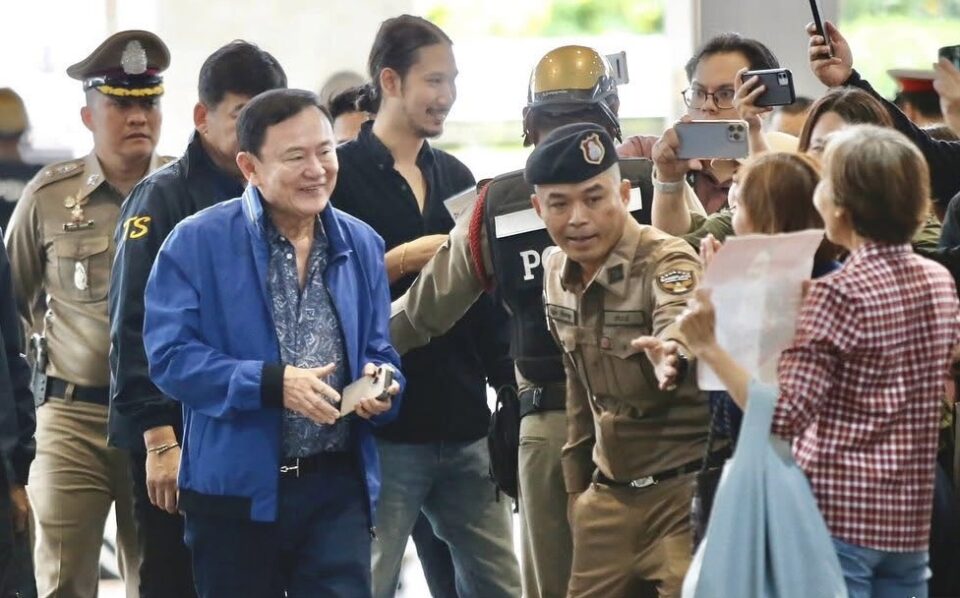 "ทักษิณ" นั่งรถไฟสัมมนาเพื่อไทย หัวหิน บอกนั่งครั้งแรกในรอบ 20 ปี แซวสื่อที่เคยทำข่าวในอดีตยังไม่แก่ ขณะตนเองแก่และโทรม แจงไม่ เปิดบ้านจังส่องหล้า อยากให้สื่อติดตามทำข่าว "นายกฯอิ้งค์"มากกว่า ผู้ติดตลกหัวหน้าพรรคไทยรักไทย-เพื่อไทยเป็นคนเดียวกันแต่ผมยาวกว่า "ทักษิณ" นั่งรถไฟสัมมนาเพื่อไทย หัวหิน บอกนั่งครั้งแรกในรอบ 20 ปี แซวสื่อที่เคยทำข่าวในอดีตยังไม่แก่ ขณะตนเองแก่และโทรม แจงไม่ เปิดบ้านจังส่องหล้า อยากให้สื่อติดตามทำข่าว "นายกฯอิ้งค์"มากกว่า ผู้ติดตลกหัวหน้าพรรคไทยรักไทย-เพื่อไทยเป็นคนเดียวกันแต่ผมยาวกว่า