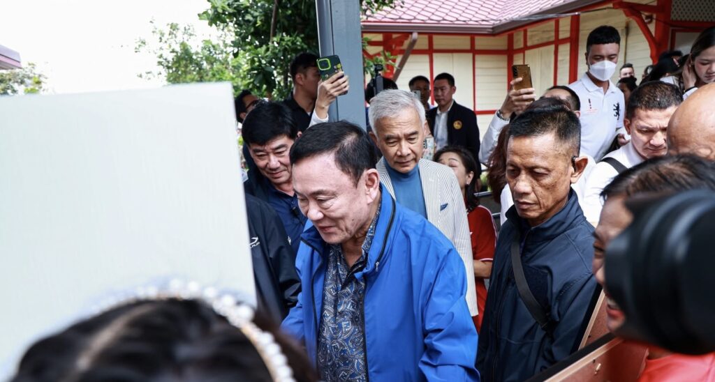"ทักษิณ" นั่งรถไฟสัมมนาเพื่อไทย หัวหิน บอกนั่งครั้งแรกในรอบ 20 ปี แซวสื่อที่เคยทำข่าวในอดีตยังไม่แก่ ขณะตนเองแก่และโทรม แจงไม่ เปิดบ้านจังส่องหล้า อยากให้สื่อติดตามทำข่าว "นายกฯอิ้งค์"มากกว่า ผู้ติดตลกหัวหน้าพรรคไทยรักไทย-เพื่อไทยเป็นคนเดียวกันแต่ผมยาวกว่า "ทักษิณ" นั่งรถไฟสัมมนาเพื่อไทย หัวหิน บอกนั่งครั้งแรกในรอบ 20 ปี แซวสื่อที่เคยทำข่าวในอดีตยังไม่แก่ ขณะตนเองแก่และโทรม แจงไม่ เปิดบ้านจังส่องหล้า อยากให้สื่อติดตามทำข่าว "นายกฯอิ้งค์"มากกว่า ผู้ติดตลกหัวหน้าพรรคไทยรักไทย-เพื่อไทยเป็นคนเดียวกันแต่ผมยาวกว่า