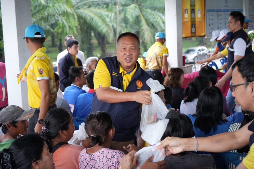 พลเอก เกรียงไกร นำทัพ สว. แจก “น้ำใจ” เพื่อชาวนครศรีฯ พลเอก เกรียงไกร นำทัพ สว. แจก “น้ำใจ” เพื่อชาวนครศรีฯ