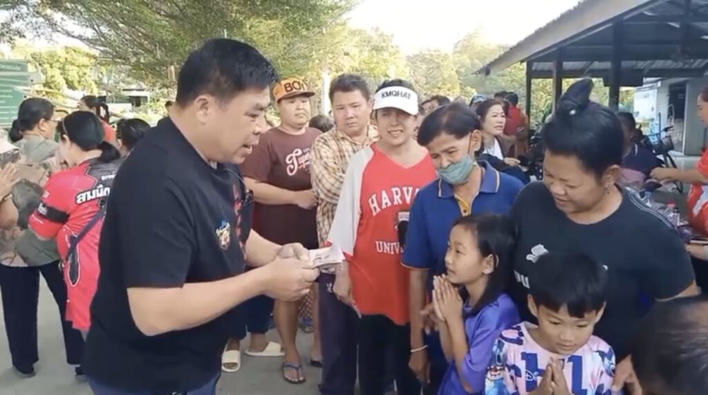 (นครปฐม)“ ผู้ใหญ่บ้านใจบุญหนึ่งเดียวในจังหวัดนครปฐม แจกเงินลูกบ้านครัวเรือนละ 500 บาทเป็นของขวัญปีใหม่ (นครปฐม)“ ผู้ใหญ่บ้านใจบุญหนึ่งเดียวในจังหวัดนครปฐม แจกเงินลูกบ้านครัวเรือนละ 500 บาทเป็นของขวัญปีใหม่