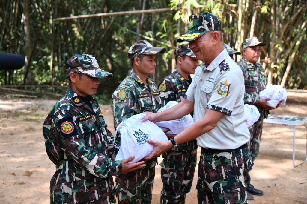 “เฉลิมชัย” บินตรวจทุ่งใหญ่นเรศวร วอน ทุกฝ่ายเฝ้าระวังไฟป่า สร้างความเข้าใจให้ “ชุมชน คน ป่า อยู่ร่วมกันได้” “เฉลิมชัย” บินตรวจทุ่งใหญ่นเรศวร วอน ทุกฝ่ายเฝ้าระวังไฟป่า สร้างความเข้าใจให้ “ชุมชน คน ป่า อยู่ร่วมกันได้”