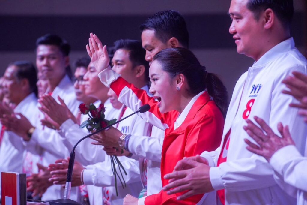 ‘แพทองธาร‘ ปราศรัยช่วยผู้สมัครนายก อบจ.นครพนม บอกพูดอะไรได้ไม่มาก โดนมองจับผิด ตอนนี้นักร้องเสียงดีเยอะ ‘แพทองธาร‘ ปราศรัยช่วยผู้สมัครนายก อบจ.นครพนม บอกพูดอะไรได้ไม่มาก โดนมองจับผิด ตอนนี้นักร้องเสียงดีเยอะ