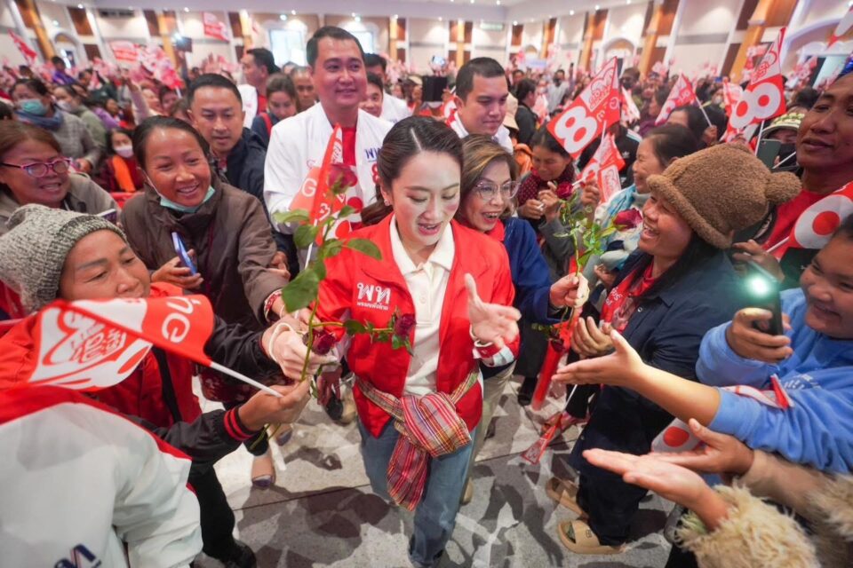  ‘แพทองธาร‘ ปราศรัยช่วยผู้สมัครนายก อบจ.นครพนม บอกพูดอะไรได้ไม่มาก โดนมองจับผิด ตอนนี้นักร้องเสียงดีเยอะ