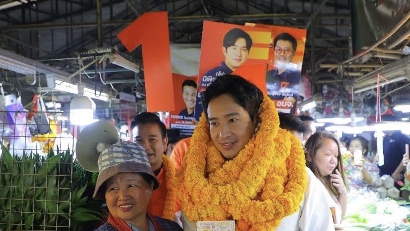 ‘พิธา‘ เดินตลาดสันกำแพง ช่วย ‘พันธุ์อาจ’ หาเสียงนายกอบจ.เชียงใหม่ ขอความไว้วางใจชาวสันกำแพง ดันท้องถิ่น-สส.ทำงานร่วมกันไร้รอยต่อ ขยายครอบครัวพรรคประชาชนให้ใหญ่ขึ้น ‘พิธา‘ เดินตลาดสันกำแพง ช่วย ‘พันธุ์อาจ’ หาเสียงนายกอบจ.เชียงใหม่ ขอความไว้วางใจชาวสันกำแพง ดันท้องถิ่น-สส.ทำงานร่วมกันไร้รอยต่อ ขยายครอบครัวพรรคประชาชนให้ใหญ่ขึ้น