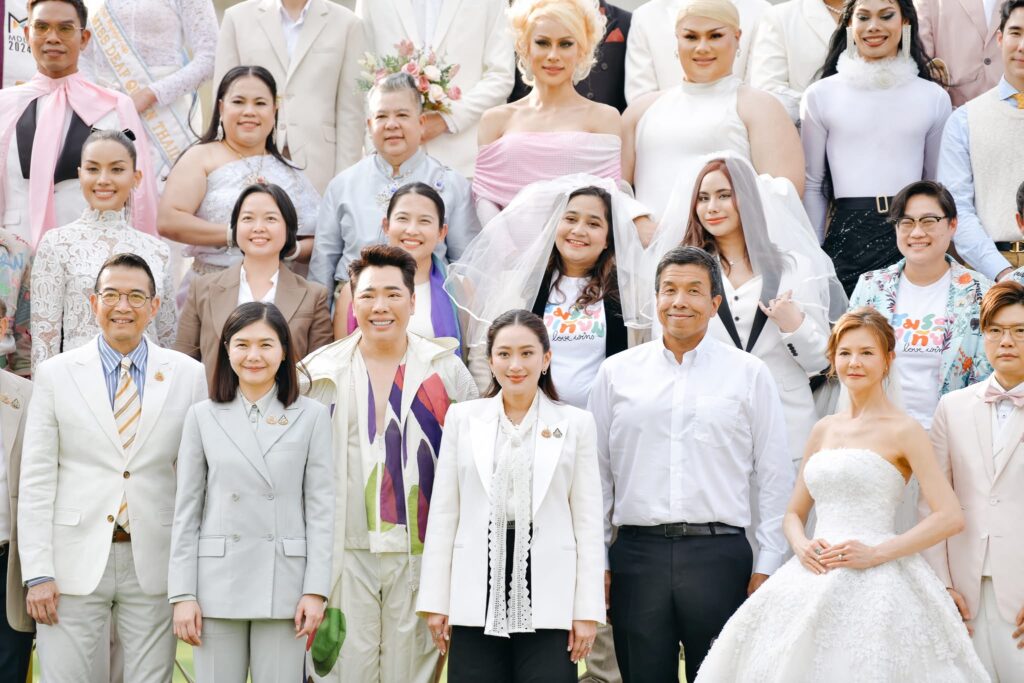 นายกฯ ถ่ายภาพประวัติศาสตร์ในโอกาสประกาศใช้กฎหมายสมรสเท่าเทียม ขอบคุณ ฝ่ายรัฐบาล - ฝ่ายค้าน - ภาคประชาชน ร่วมกันผลักดันจนสำเร็จ ยินดีที่มีความรักได้ทุกรูปแบบ นายกฯ ถ่ายภาพประวัติศาสตร์ในโอกาสประกาศใช้กฎหมายสมรสเท่าเทียม ขอบคุณ ฝ่ายรัฐบาล - ฝ่ายค้าน - ภาคประชาชน ร่วมกันผลักดันจนสำเร็จ ยินดีที่มีความรักได้ทุกรูปแบบ