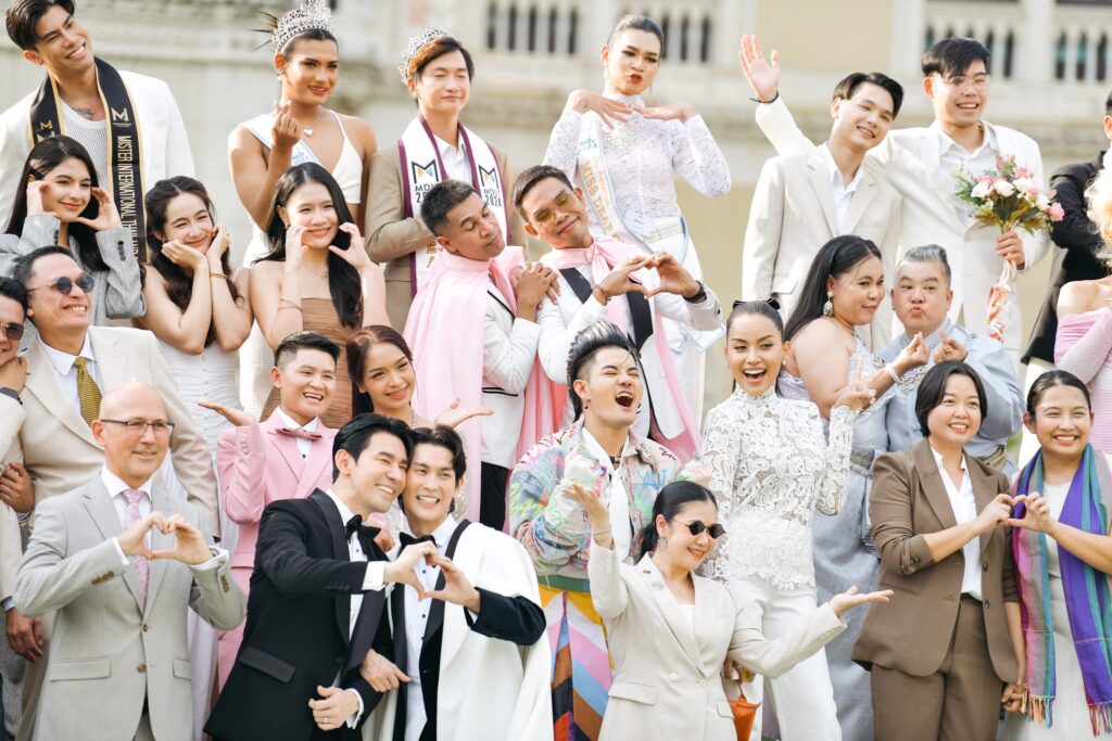 นายกฯ ถ่ายภาพประวัติศาสตร์ในโอกาสประกาศใช้กฎหมายสมรสเท่าเทียม ขอบคุณ ฝ่ายรัฐบาล - ฝ่ายค้าน - ภาคประชาชน ร่วมกันผลักดันจนสำเร็จ ยินดีที่มีความรักได้ทุกรูปแบบ นายกฯ ถ่ายภาพประวัติศาสตร์ในโอกาสประกาศใช้กฎหมายสมรสเท่าเทียม ขอบคุณ ฝ่ายรัฐบาล - ฝ่ายค้าน - ภาคประชาชน ร่วมกันผลักดันจนสำเร็จ ยินดีที่มีความรักได้ทุกรูปแบบ