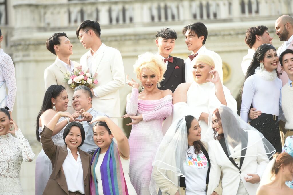 นายกฯ ถ่ายภาพประวัติศาสตร์ในโอกาสประกาศใช้กฎหมายสมรสเท่าเทียม ขอบคุณ ฝ่ายรัฐบาล - ฝ่ายค้าน - ภาคประชาชน ร่วมกันผลักดันจนสำเร็จ ยินดีที่มีความรักได้ทุกรูปแบบ นายกฯ ถ่ายภาพประวัติศาสตร์ในโอกาสประกาศใช้กฎหมายสมรสเท่าเทียม ขอบคุณ ฝ่ายรัฐบาล - ฝ่ายค้าน - ภาคประชาชน ร่วมกันผลักดันจนสำเร็จ ยินดีที่มีความรักได้ทุกรูปแบบ