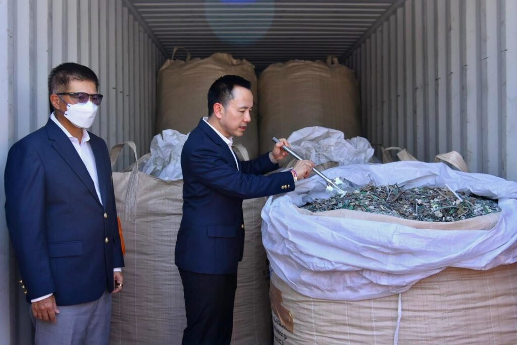 กรมศุลกากรจับกุมขยะอิเล็กทรอนิกส์นำเข้าทางท่าเรือแหลมฉบังจำนวน 10 ตู้คอนเทนเนอร์ น้ำหนักกว่า 256 ตัน กรมศุลกากรจับกุมขยะอิเล็กทรอนิกส์นำเข้าทางท่าเรือแหลมฉบังจำนวน 10 ตู้คอนเทนเนอร์ น้ำหนักกว่า 256 ตัน