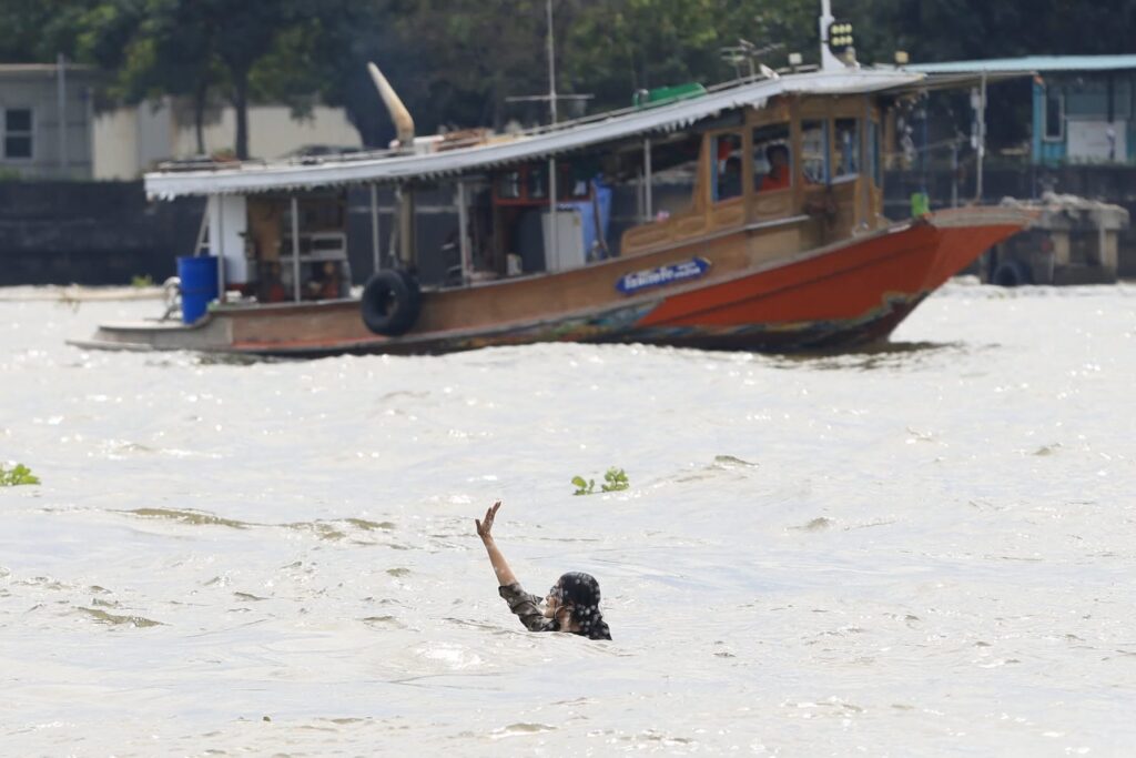 จำลองเหตุการณ์ “แตงโม นิดา” พลัดตกเรือกลางแม่น้ำเจ้าพระยา จำลองเหตุการณ์ “แตงโม นิดา” พลัดตกเรือกลางแม่น้ำเจ้าพระยา