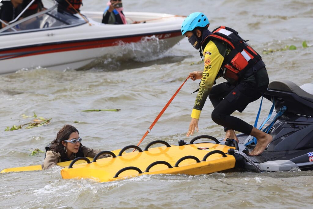 จำลองเหตุการณ์ “แตงโม นิดา” พลัดตกเรือกลางแม่น้ำเจ้าพระยา จำลองเหตุการณ์ “แตงโม นิดา” พลัดตกเรือกลางแม่น้ำเจ้าพระยา