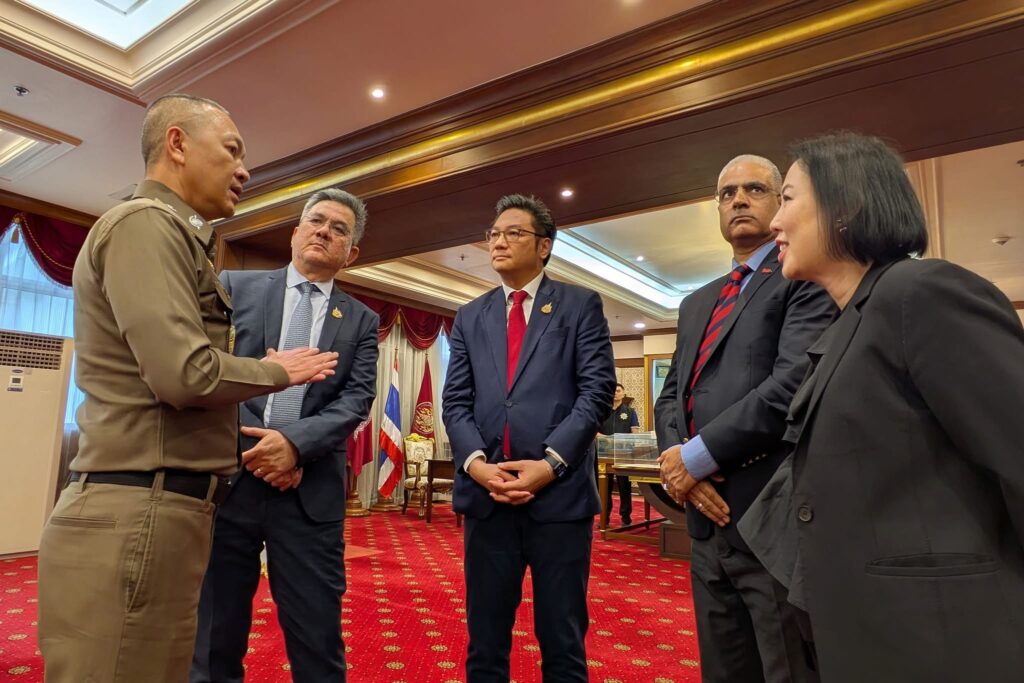 ทรู คอร์ปอเรชั่น หารือ ผบ.ตร. ผนึกกำลังตั้ง “วอร์รูม” ทลายแก๊งคอลเซ็นเตอร์ ทรู คอร์ปอเรชั่น หารือ ผบ.ตร. ผนึกกำลังตั้ง “วอร์รูม” ทลายแก๊งคอลเซ็นเตอร์
