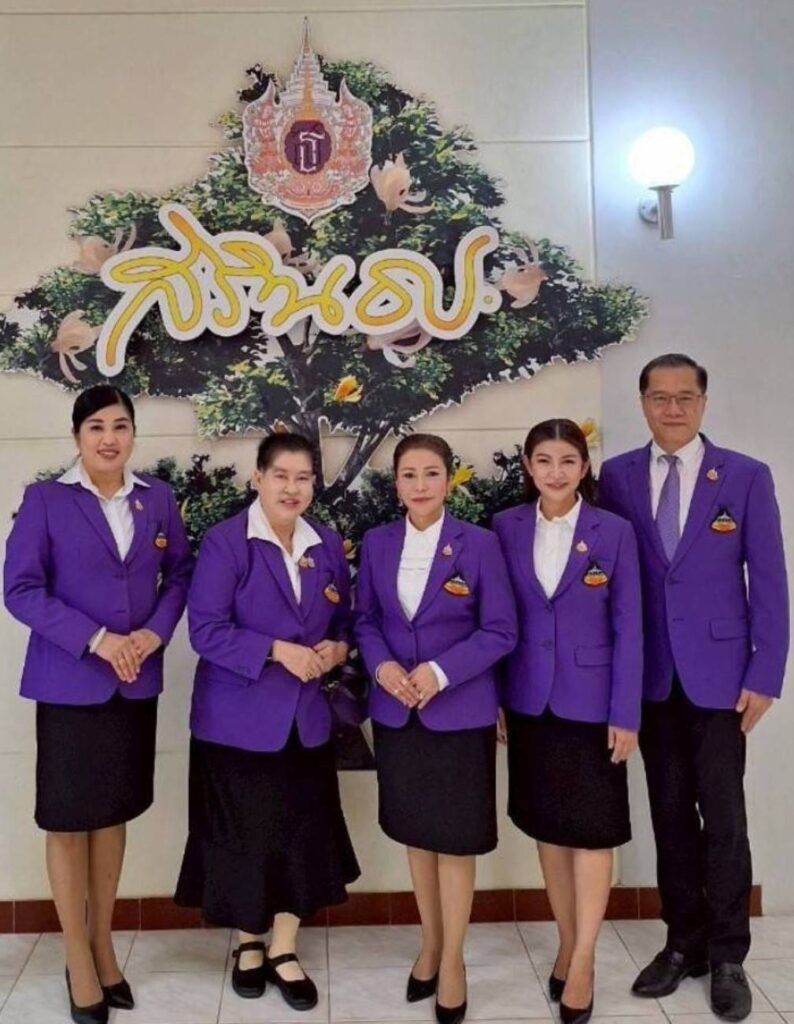 คณะกรรมการมูลนิธิศิษย์นายร้อยฯถวายรายงาน-นำนร.ทุนถวายบังคมลาศึกษาต่อ คณะกรรมการมูลนิธิศิษย์นายร้อยฯถวายรายงาน-นำนร.ทุนถวายบังคมลาศึกษาต่อ
