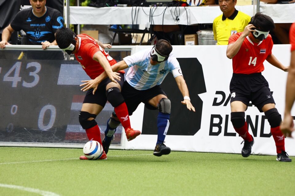 ทัพลูกหนังตาบอดไทยบดกับแข้งฟ้าขาว  ก่อนพ่ายไปหวุดหวิด 0-1