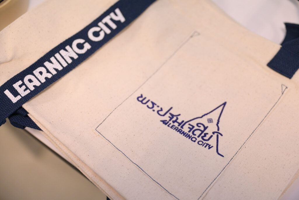 นครปฐม — คณะศึกษาศาสตร์ ม.ศิลปากร เดินหน้าขับเคลื่อน “พระปฐมเจดีย์” สู่เมืองแห่งการเรียนรู้ ด้วยพลังเครือข่าย และภูมิปัญญาท้องถิ่น เปิดเวทีนำเสนอแนวทางวิจัยยกระดับคุณค่าทางประวัติศาสตร์และวัฒนธรรม สู่นครปฐมเมืองเรียนรู้ต้นแบบ นครปฐม — คณะศึกษาศาสตร์ ม.ศิลปากร เดินหน้าขับเคลื่อน “พระปฐมเจดีย์” สู่เมืองแห่งการเรียนรู้ ด้วยพลังเครือข่าย และภูมิปัญญาท้องถิ่น เปิดเวทีนำเสนอแนวทางวิจัยยกระดับคุณค่าทางประวัติศาสตร์และวัฒนธรรม สู่นครปฐมเมืองเรียนรู้ต้นแบบ