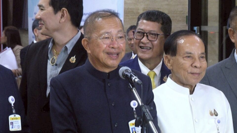 “อย่าให้ชาติต้องเสียเปรียบ!“ วุฒิสภาจี้รัฐ เปิดสภาวิสามัญ ดันแก้ปมชายแดนไทย ก่อนวิกฤตบานปลาย อย่าให้ชาติเสียเปรียบ! สว.จี้รัฐเปิดสภาวิสามัญ ดันแก้ปมชายแดนไทย ก่อนวิกฤตบานปลาย