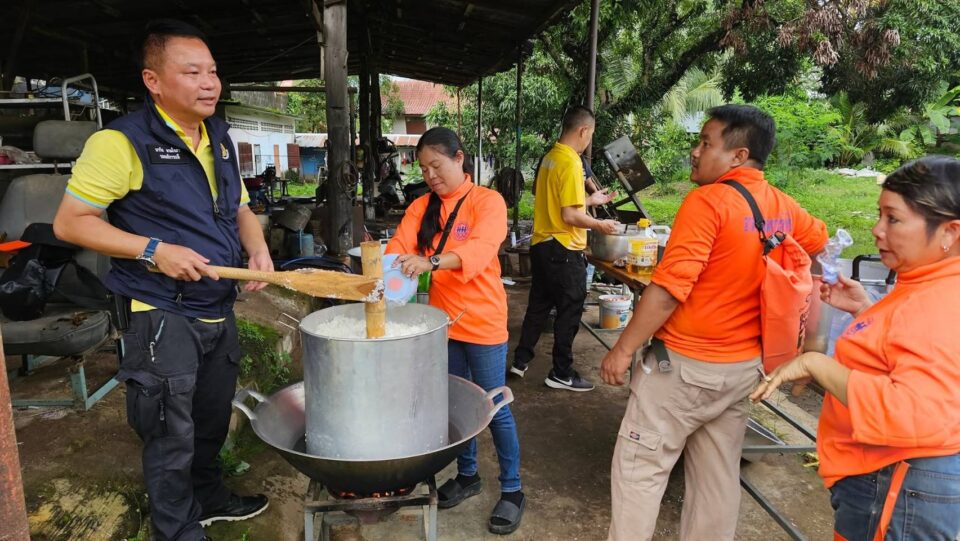 เพื่อนพึ่ง (ภาฯ)” รวมพลัง “ราชภัฏเชียงราย” ตั้งโรงครัวช่วยผู้ประสบภัยถึง “ถ้ำผาจม”