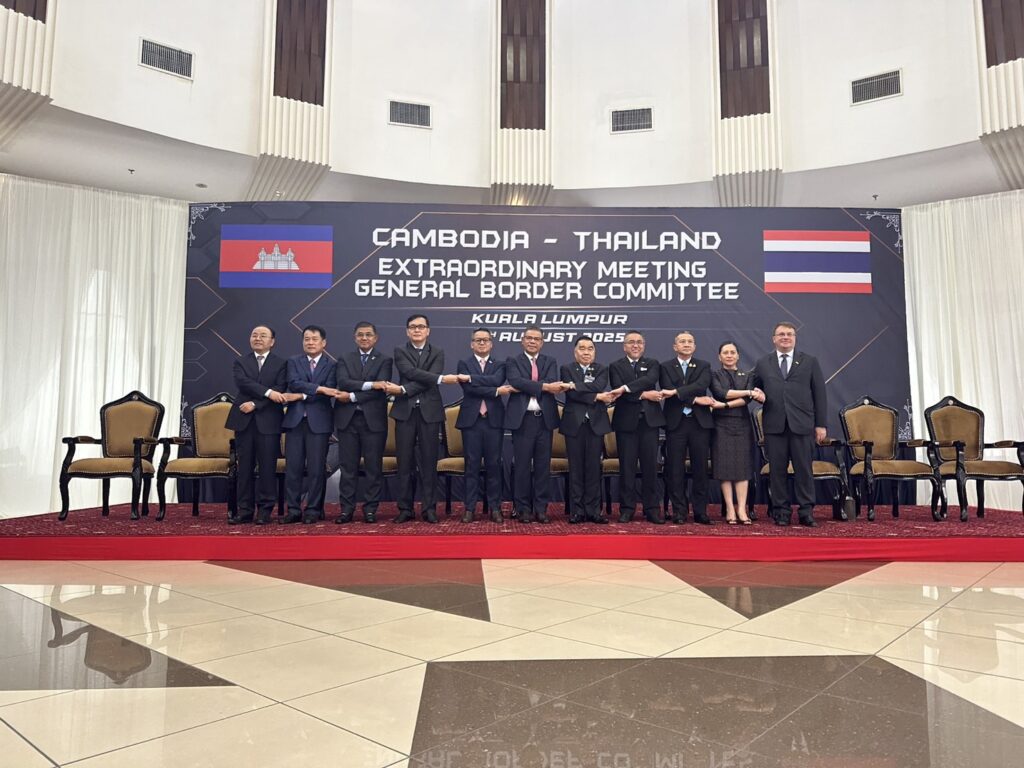GBC ไทย - กัมพูชา ทั้ง 2 ชาติ เห็นพ้องข้อตกลงหยุดยิง 13 ข้อระหว่างกัน ผู้แทน 2 ชาติ ลงนามบันทึกผลการประชุม หวังคลี่คลาย สถานการณ์ชายแดน นำมาซึ่งสันติภาพ GBC ไทย - กัมพูชา ทั้ง 2 ชาติ เห็นพ้องข้อตกลงหยุดยิง 13 ข้อระหว่างกัน ผู้แทน 2 ชาติ ลงนามบันทึกผลการประชุม หวังคลี่คลาย สถานการณ์ชายแดน นำมาซึ่งสันติภาพ