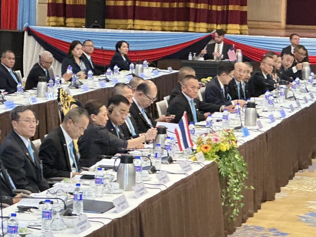 GBC ไทย - กัมพูชา ทั้ง 2 ชาติ เห็นพ้องข้อตกลงหยุดยิง 13 ข้อระหว่างกัน ผู้แทน 2 ชาติ ลงนามบันทึกผลการประชุม หวังคลี่คลาย สถานการณ์ชายแดน นำมาซึ่งสันติภาพ GBC ไทย - กัมพูชา ทั้ง 2 ชาติ เห็นพ้องข้อตกลงหยุดยิง 13 ข้อระหว่างกัน ผู้แทน 2 ชาติ ลงนามบันทึกผลการประชุม หวังคลี่คลาย สถานการณ์ชายแดน นำมาซึ่งสันติภาพ