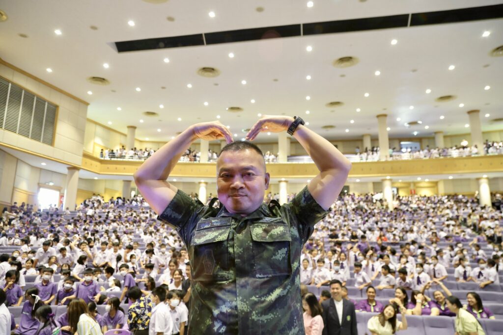 “พล.ท. บุญสิน”ฟรีเวอร์นักเรียนแห่ขอถ่ายรูปตลอดการบรรยาย"เรื่องเล่าจากแนวหน้า และการรักษาอธิปไตยของชาติ" ให้กับรร.สาธิตแห่งมห.เกษตรศาสตร์ลั่นไม่พร้อมเปิดด่านชายแดน “พล.ท. บุญสิน”ฟรีเวอร์นักเรียนแห่ขอถ่ายรูปตลอดการบรรยาย"เรื่องเล่าจากแนวหน้า และการรักษาอธิปไตยของชาติ" ให้กับรร.สาธิตแห่งมห.เกษตรศาสตร์ลั่นไม่พร้อมเปิดด่านชายแดน
