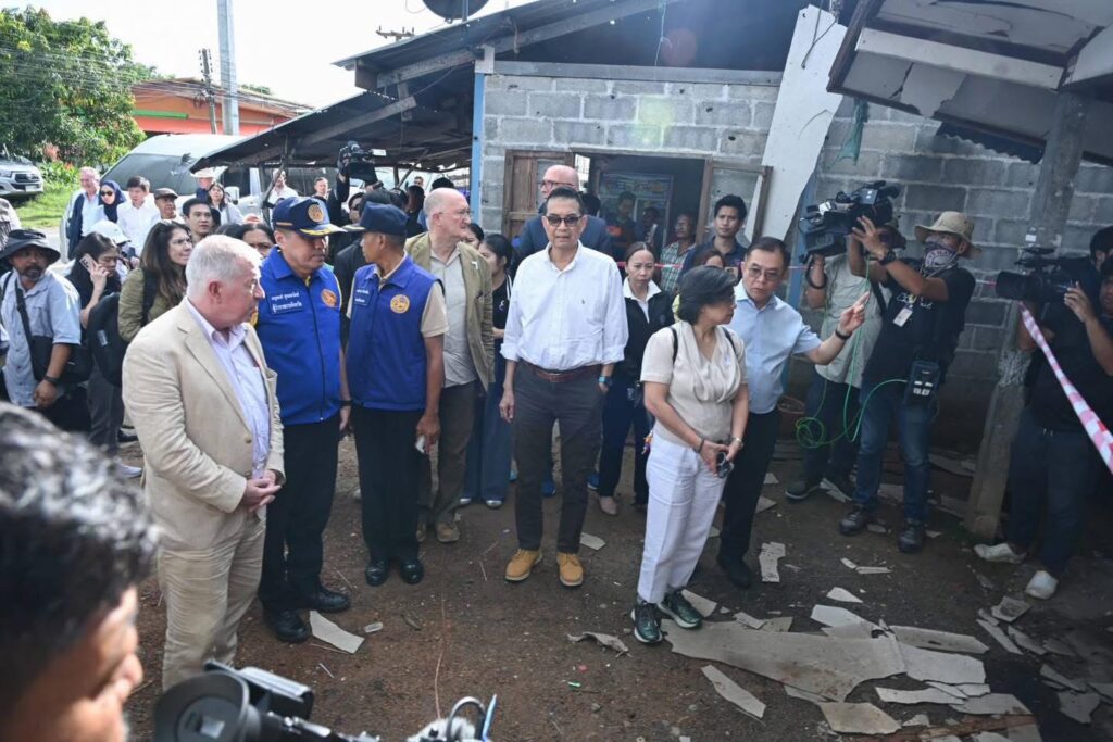 ประจานกัมพูชากระทรวงการต่างประเทศแสดงหลักฐานทุ่นระเบิดสังหารบุคคล แก่คณะทูต 33 ประเทศ ที่ภูมะเขือ จ.ศรีสะเกษ ประจานกัมพูชากระทรวงการต่างประเทศแสดงหลักฐานทุ่นระเบิดสังหารบุคคล แก่คณะทูต 33 ประเทศ ที่ภูมะเขือ จ.ศรีสะเกษ