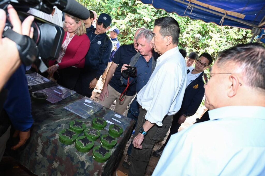 ประจานกัมพูชากระทรวงการต่างประเทศแสดงหลักฐานทุ่นระเบิดสังหารบุคคล แก่คณะทูต 33 ประเทศ ที่ภูมะเขือ จ.ศรีสะเกษ ประจานกัมพูชากระทรวงการต่างประเทศแสดงหลักฐานทุ่นระเบิดสังหารบุคคล แก่คณะทูต 33 ประเทศ ที่ภูมะเขือ จ.ศรีสะเกษ