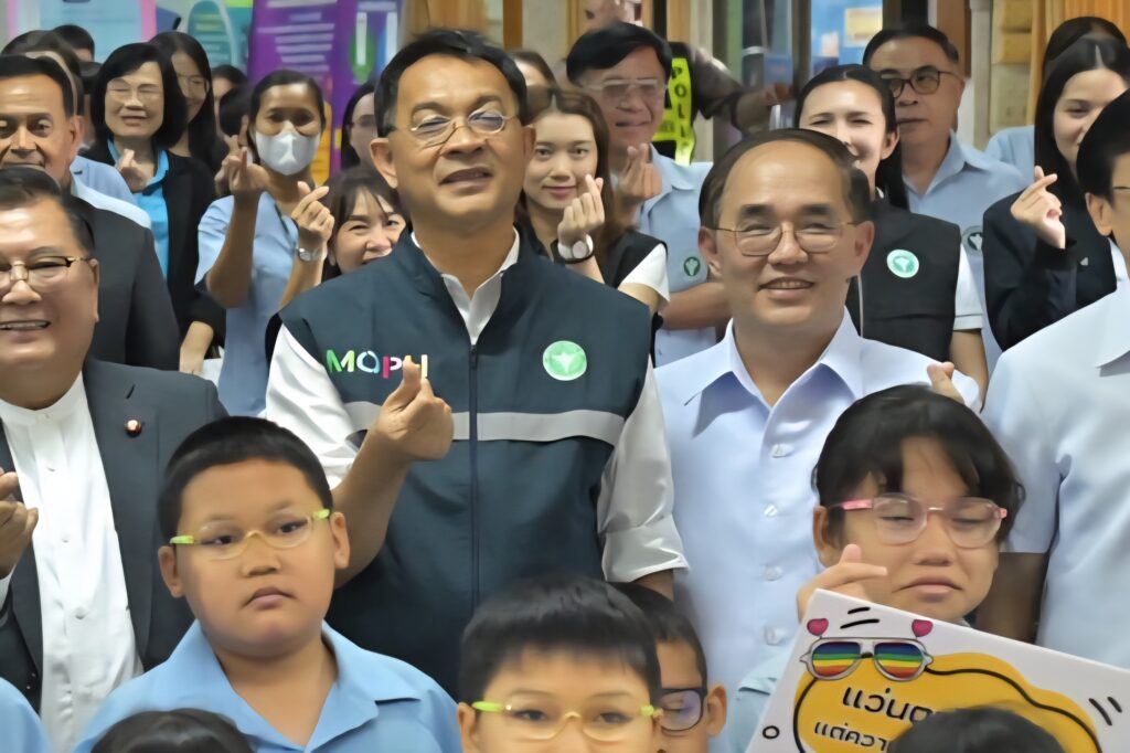 "อนุชา" มอบ “แว่นตา” คืนความชัดเด็กไทย พบมีสายตาผิดปกติ กว่า 2 หมื่นคน "อนุชา" มอบ “แว่นตา” คืนความชัดเด็กไทย พบมีสายตาผิดปกติ กว่า 2 หมื่นคน