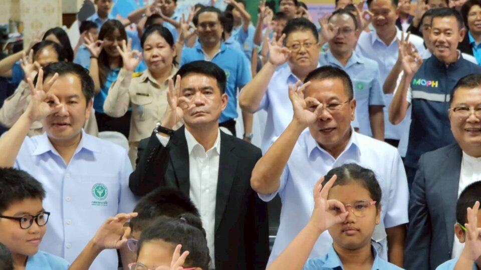 “อนุชา” มอบ “แว่นตา” คืนความชัดเด็กไทย พบมีสายตาผิดปกติ กว่า 2 หมื่นคน