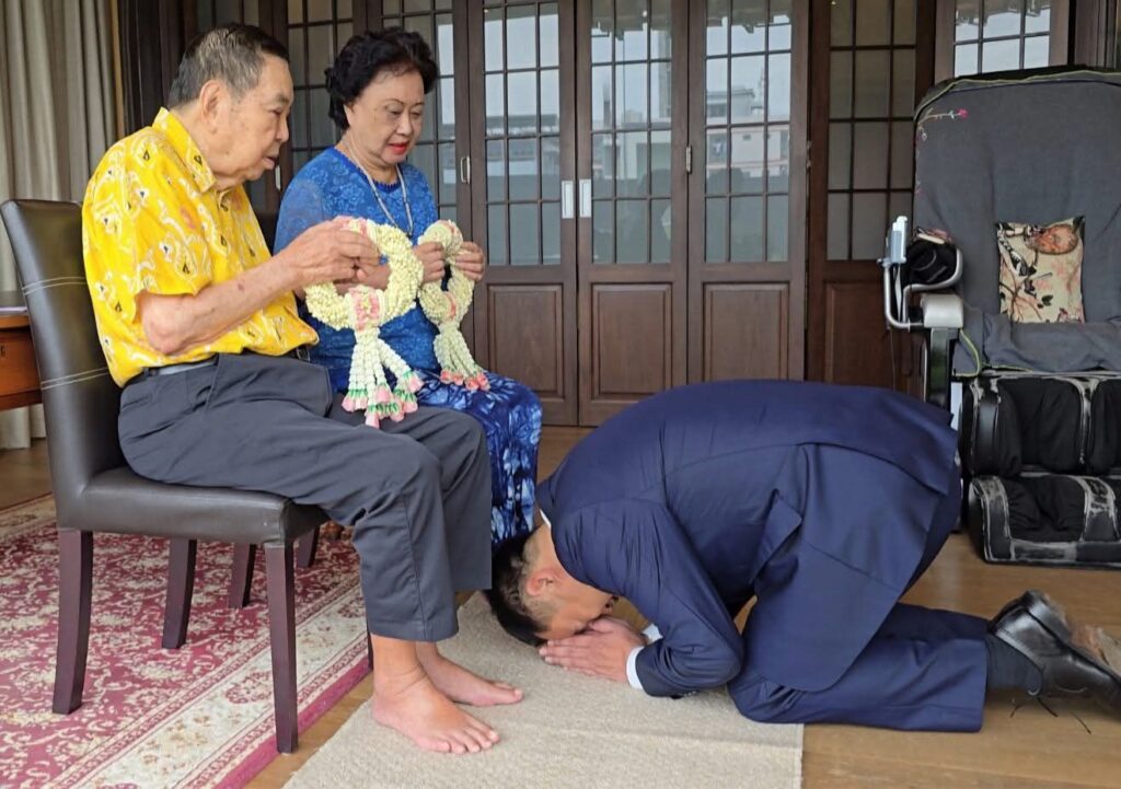 “นายกฯ” ถือฤกษ์ดีนำรัฐมนตรีภูมิใจไทย สักการะสิ่งศักดิ์สิทธิ์ประจำทำเนียบฯ ขอพรให้ราบรื่น เตรียมอันเชิญ “หลวงพ่อโสธร- พระพุทธชินราช - พระพุทธสิริไตรรัฐ” เข้าห้องทำงานบนตึกไทยคู่ฟ้า “นายกฯ” ถือฤกษ์ดีนำรัฐมนตรีภูมิใจไทย สักการะสิ่งศักดิ์สิทธิ์ประจำทำเนียบฯ ขอพรให้ราบรื่น เตรียมอันเชิญ “หลวงพ่อโสธร- พระพุทธชินราช - พระพุทธสิริไตรรัฐ” เข้าห้องทำงานบนตึกไทยคู่ฟ้า