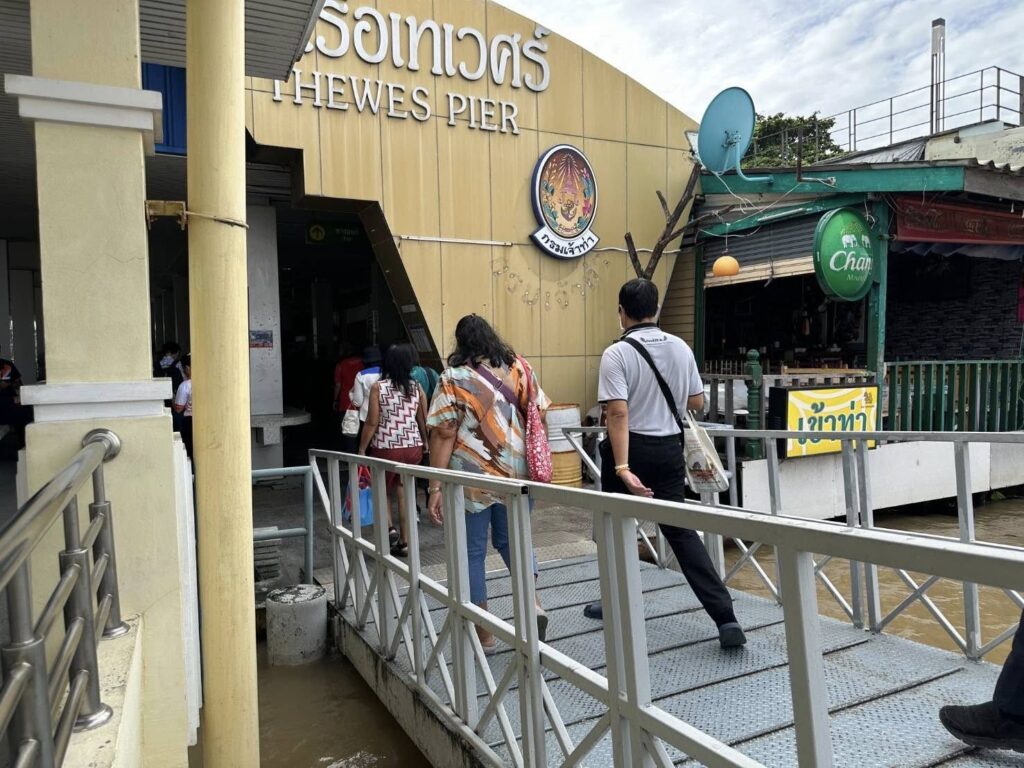 “กองทัพเรือ จัดเรือด่วนสนับสนุนให้บริการประชาชนสัญจรบริเวณโรงพยาบาลวชิระพยาบาล” “กองทัพเรือ จัดเรือด่วนสนับสนุนให้บริการประชาชนสัญจรบริเวณโรงพยาบาลวชิระพยาบาล”